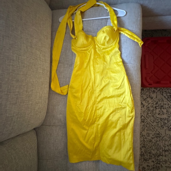 Yellow Dess - Picture 1 of 2